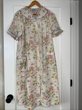 Vintage CrownTuft quilted cream nightgown 1950s House gown sz est. Med chest 22”